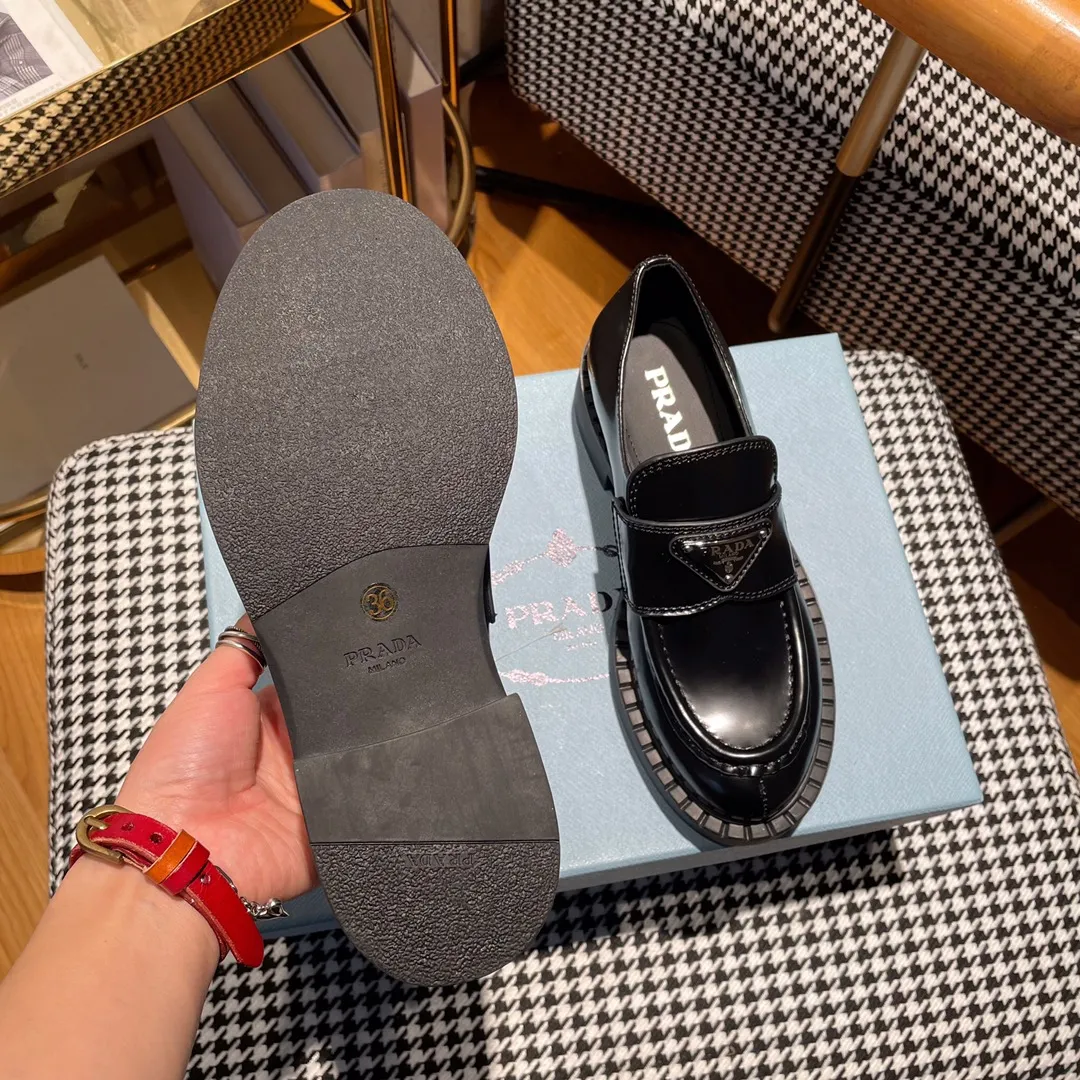 👟👟Ex-factory price 480👟👟 Women's shoes women's clothing ss23 Prada Prada ✨ 💥The T-stage catwalk model "Dream Never Sleeps" can be used on important occasions. It has an aristocratic feel and is perfect on the feet💃💃The entire series is full of exciting and unexpected combinations of elements, with a strong artistic flavor, allowing you to appreciate the ever-changing style of Prada girls. 1⃣ Upper: cowhide with open edge beads/patent leather 2⃣ Lining: imported sheepskin 3⃣ Outsole: lightweight foam outsole Size 35M-40M